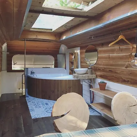 Cosmic Bus 2 Floor Farm stay *